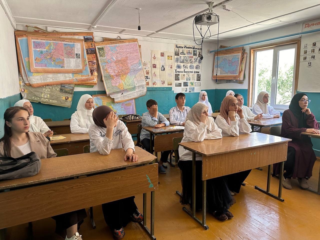 Накануне в Цурибской школе Чародинского района для учащихся 9 «б» класса провели классный час, посвященный Дню солидарности в борьбе с терроризмом.