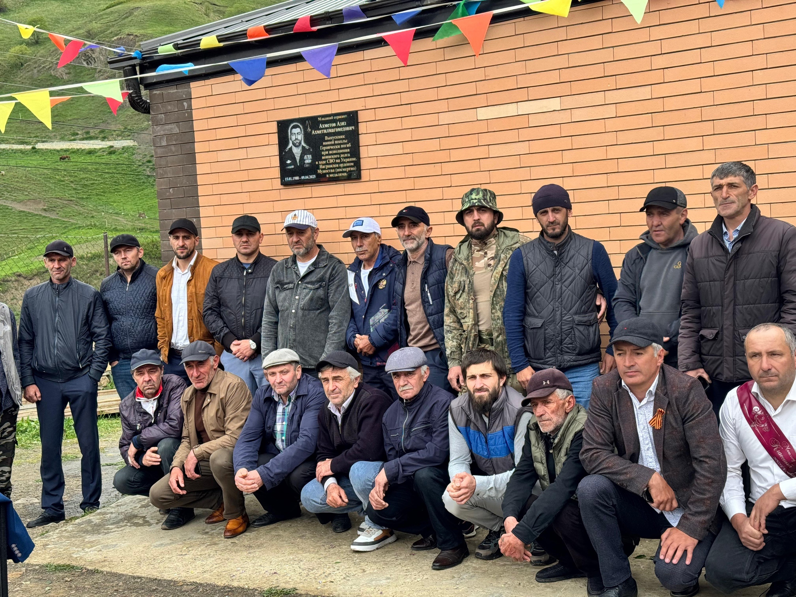 В селе Гочоб состоялось открытие мемориальной доски в честь Ахметова Азиза Ахметилмагомедовича.