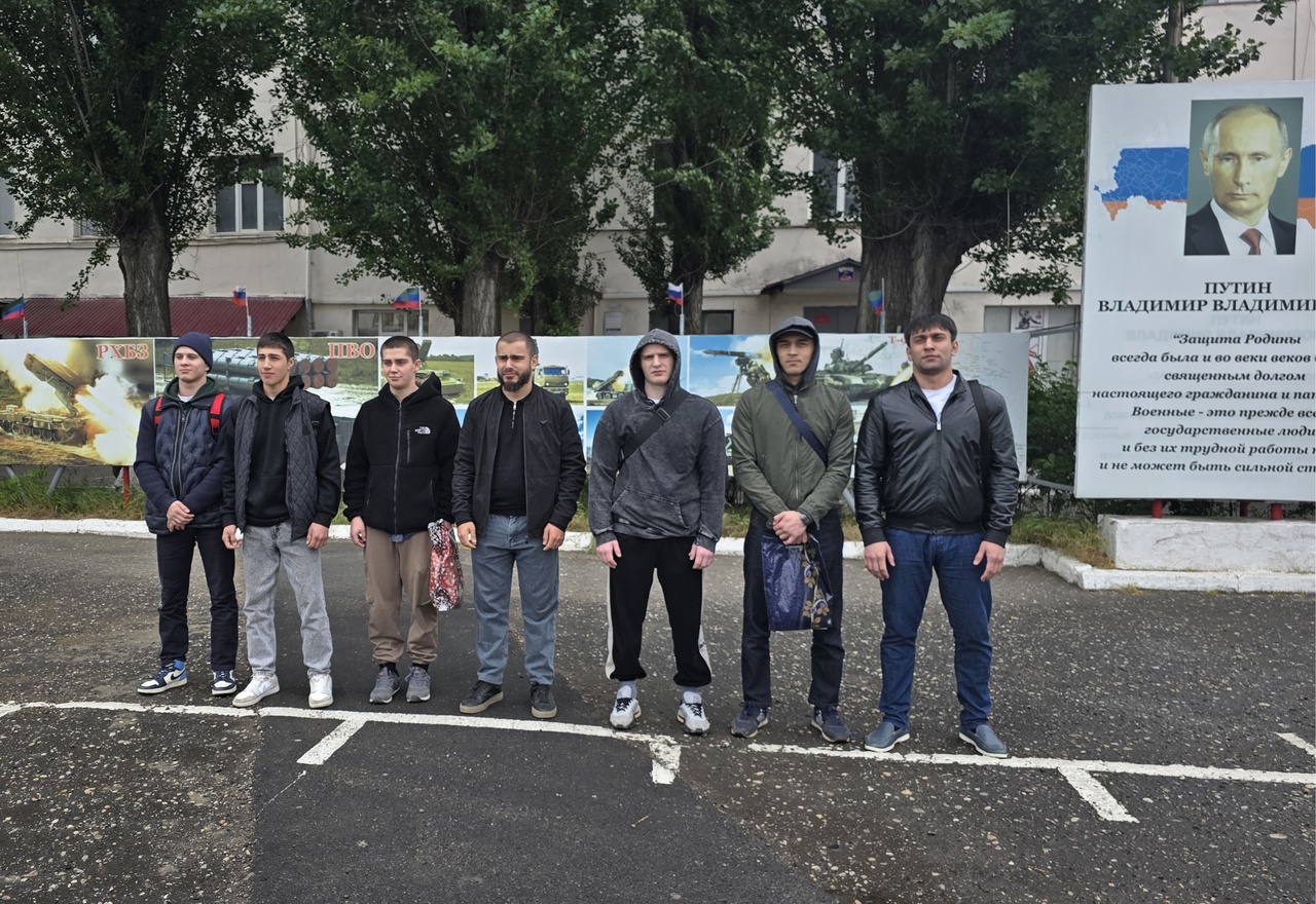 В республиканский сборный пункт прибыла вторая команда из Чародинского района в составе 7 новобранцев.