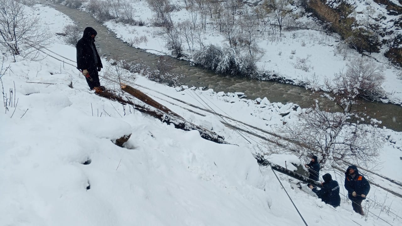 В связи с обильными снегопадами вчера и сегодня в поселениях района наблюдалось отключение электроэнергии.