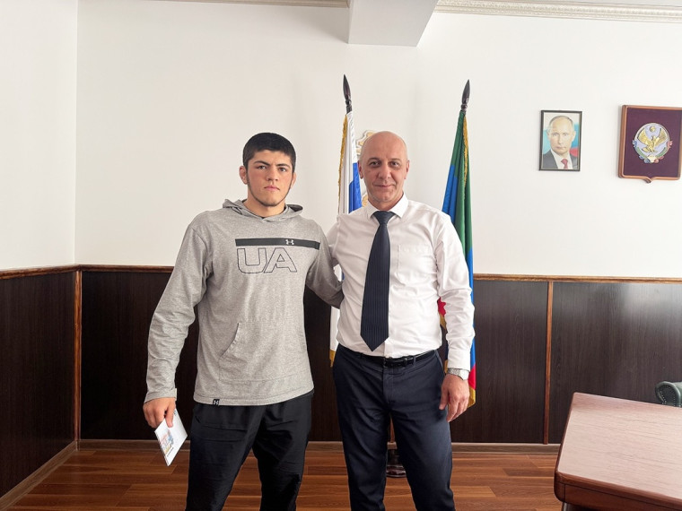 Глава Чародинского района оздравил серебряного призера международного турнира по вольной борьбе. Глава Чародинского района оздравил серебряного призера международного турнира по вольной борьбе.
