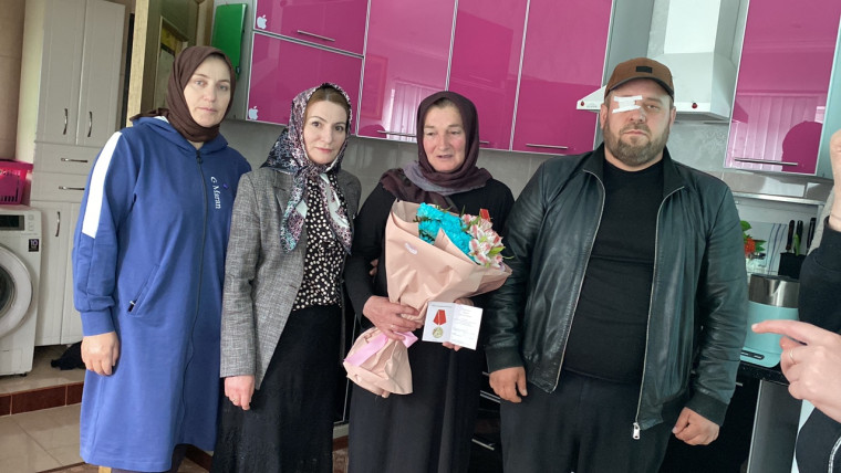 Жительнице села Тлярабазутль Чародинского района вручили медаль «Мать защитника Отечества». Жительнице села Тлярабазутль Чародинского района вручили медаль «Мать защитника Отечества».