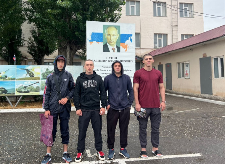 Третья команда новобранцев из Чародинского района отправилась на срочную службу. Третья команда новобранцев из Чародинского района отправилась на срочную службу.
